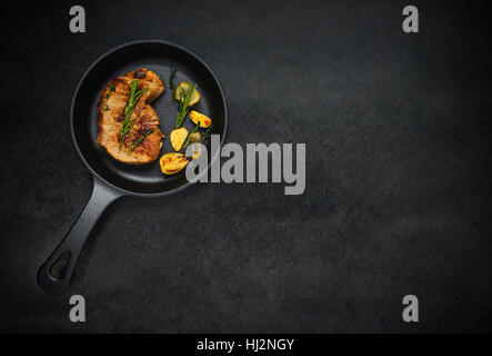 Kopieren Sie Textbereich mit Chop gegrilltes Steak und Gemüse in der Draufsicht Stockfoto