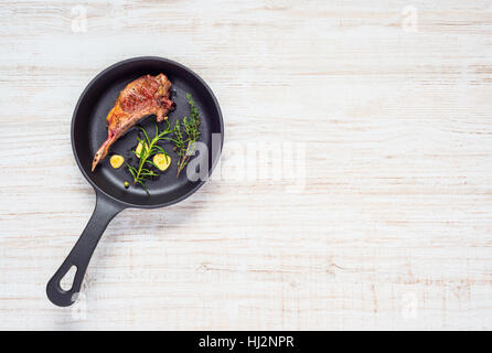 Kopieren Sie Textbereich mit gegrilltem Lamm Rippe und Gemüse in Pfanne Stockfoto