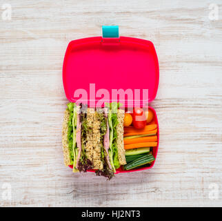 Ansicht von oben offenen rosa Lunchbox Sandwich mit Gemüse Stockfoto