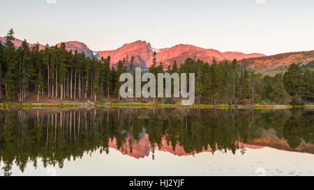 Hallett Peak Reflexion in Sprague Lake in der Morgendämmerung, im Rocky Mountain National Park in der Nähe von Estes Park, Colorado. Stockfoto