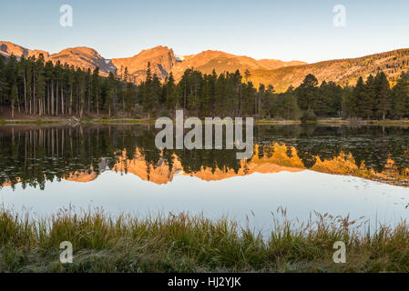 Hallett Peak Reflexion in Sprague Lake bei Sonnenaufgang, im Rocky Mountain National Park in der Nähe von Estes Park, Colorado. Stockfoto