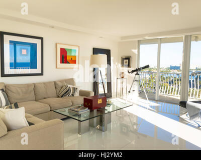 Schaufenster-Luxus-Eigentumswohnung-Wohnzimmer und Balkon, Fort Lauderdale, FL, USA Stockfoto