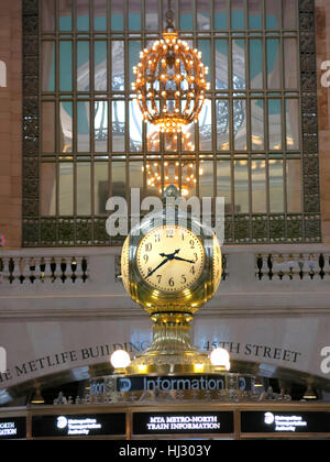 Uhr am Infostand am Grand Central Terminal, NYC, USA Stockfoto