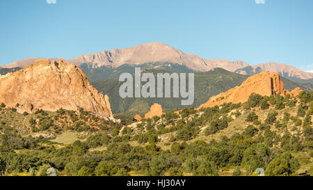 Morgenlicht erhellt Pikes Peak, towering über Süd-Tor, North Gateway, küssen Kamele und der Turm zu Babel, im Garten der Götter Stockfoto