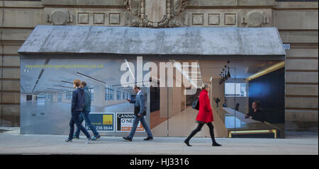 Innovative horten und eine bemalte Eingang zur Baustelle in Royal Exchange, Market Street, Manchester, UK. Stockfoto