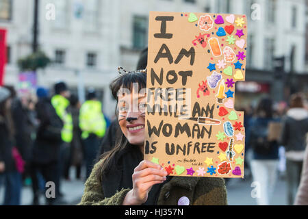 London, UK. 21. Januar 2017. Demonstranten nehmen Teil in der Frauen March, der eine Anti-Trump-Protest ist. Mehr als 100.000 Demonstranten Teilnahme an einer Kundgebung auf dem Trafalgar Square. Stockfoto
