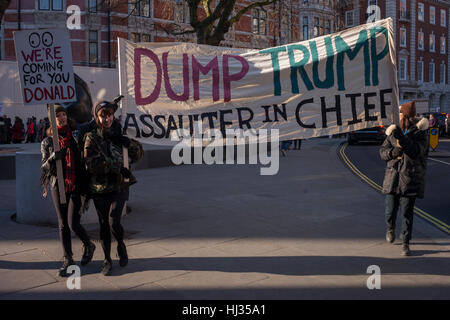 Frauen Demonstranten marschieren durch central London als Teil einer internationalen Kampagne auf das erste volle Tag der Donald Trump Präsidentschaft am 21. Januar 2017, in London, England. Sie marschierten von der US-Botschaft in Mayfair, zum Trafalgar Square zu einer Kundgebung in Solidarität mit einem Marsch in Washington und anderen Städten auf der ganzen Welt statt. Organisatoren sagen, dass es die Rechte der Frauen hervorgehoben, die sie wahrnehmen, um von der neuen US-Regierung bedroht werden. London-Organisatoren angekündigt auf der Bühne, dass zwischen 80.000 und 100.000 Menschen - darunter sowohl Frauen als auch Männer - an der Rallye teilgenommen hatten. Stockfoto