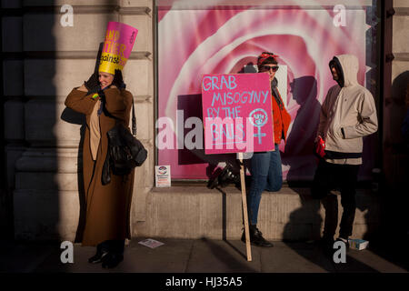 Frauen Demonstranten marschieren durch central London als Teil einer internationalen Kampagne auf das erste volle Tag der Donald Trump Präsidentschaft am 21. Januar 2017, in London, England. Sie marschierten von der US-Botschaft in Mayfair, zum Trafalgar Square zu einer Kundgebung in Solidarität mit einem Marsch in Washington und anderen Städten auf der ganzen Welt statt. Organisatoren sagen, dass es die Rechte der Frauen hervorgehoben, die sie wahrnehmen, um von der neuen US-Regierung bedroht werden. London-Organisatoren angekündigt auf der Bühne, dass zwischen 80.000 und 100.000 Menschen - darunter sowohl Frauen als auch Männer - an der Rallye teilgenommen hatten. Stockfoto