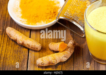 Kurkuma Pulver Curcumin Pflanze Teepulver frisch gemacht Stockfoto