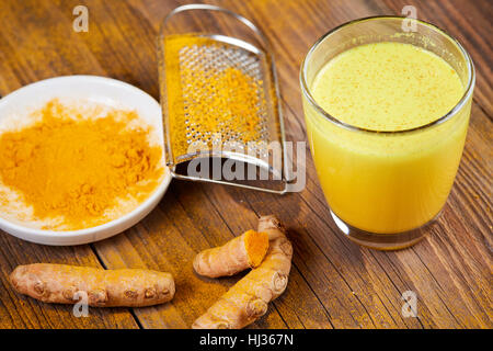 Kurkuma Pulver Curcumin Pflanze Teepulver frisch gemacht Stockfoto