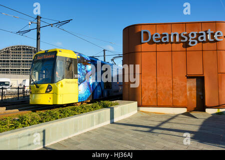 Light Railway System Metrolink Straßenbahn nähert sich Deansgate Station in Manchester England. Stockfoto