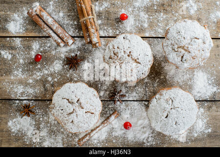 Weihnachten Winter Lebensmittelzusammensetzung: Kuchen in Puderzucker mit Cranberry und Zimt Stockfoto