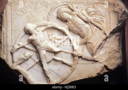 Die Bestrafung von Ixion. c2nd n. Chr. Griechische Marmorschnitzerei von der Seite, Südtürkei. In der griechischen Mythologie wurde Ixion, König der Lapithen von Thessalien, zu ewiger Bestrafung in Tartarus verurteilt, indem er an Ein Feurisches Rad, ein Exekutionrad oder ein zerbrechliches Rad, auch bekannt als ein Katharinenrad, gekettet wurde Stockfoto