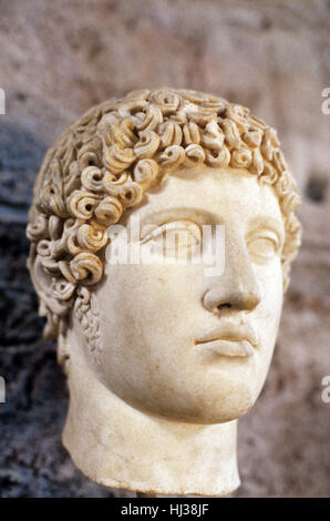 Marmorstatue oder Porträt des griechischen Gottes Hermes mit dem lockigen Haar. c2nd AD Griechisch Schnitzen von Seite, Südtürkei Stockfoto