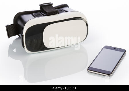 VR-Brille und Smartphone mit Beschneidungspfad für Bildschirm isoliert auf weißem Hintergrund. Stockfoto