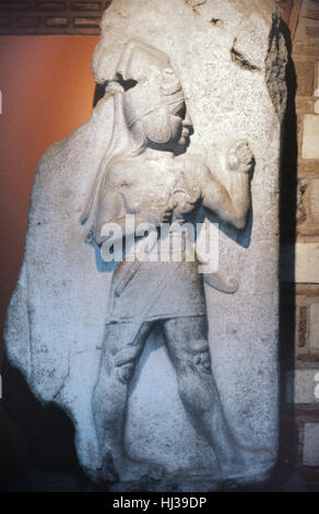 Hittite König oder Figur mit Dolch aus des Königs Tor von Bogazkale, früher Boğazköy oder Boghazkoy, Website der antiken hethitischen Stadt von Hattusa, Zentral-Anatolien, Türkei Stockfoto