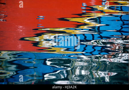 Bunt oder Farbenfroh abstrakten Reflexionen aus lackiertem Holz- Boot im Hafen, Hafen oder Hafen Antalya Türkei Stockfoto