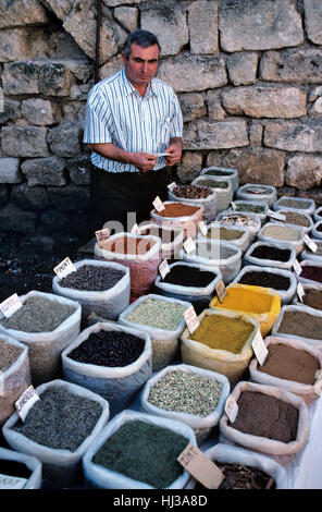 Kräuter und Gewürze zum Verkauf am Marktstand oder Verkäufer verkaufen, Kräuter, Gewürze, getrocknete Bohnen und Hülsenfrüchte und Ladenbesitzer Antalya Türkei Stockfoto