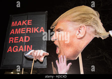 London, UK. 20. Januar 2017. Anti-Trump-Protest vor der US-amerikanischen Botschaft in Grosvenor Square nach der Eröffnung von Donald Trump als 45. Präsident der USA. Stockfoto