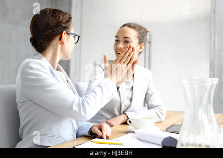 Erfolg im Geschäft. Teamarbeit. Händedruck, ein erfolgreiches Geschäft zwei glückliche Geschäftsfrauen Handschlag um Erfolg zu feiern Stockfoto