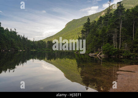 Greeley Teiche Scenic Area - Spiegelbild des Berges im oberen Greeley Teich in den White Mountains, New Hampshire, USA. Stockfoto