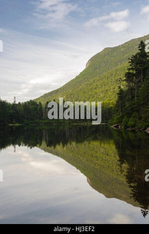 Greeley Teiche Scenic Area - Spiegelbild des Berges im oberen Greeley Teich in den White Mountains, New Hampshire, USA. Stockfoto