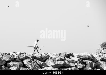 Walking on the Rocks - Quriyat Stockfoto