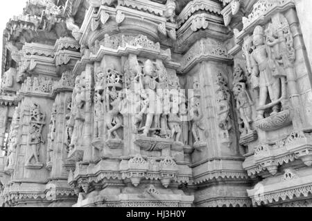 Schöne antike Skulpturen in Ranakpur Jain-Tempel Stockfoto