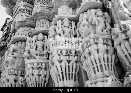 Schöne antike Skulpturen in Ranakpur Jain-Tempel Stockfoto