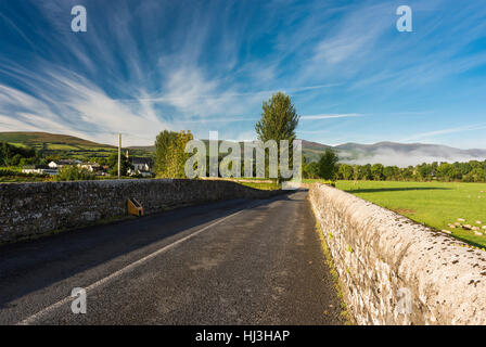 Am frühen Morgen an der Brücke über den Fluss Suir in Newcastle, County Tipperary, Irland, mit Blick auf den Knockmealdown Bergen, Waterford Stockfoto