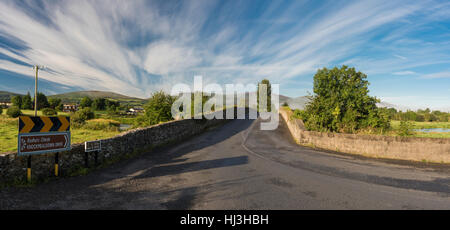 Am frühen Morgen an der Brücke über den Fluss Suir in Newcastle, County Tipperary, Irland, mit Blick auf den Knockmealdown Bergen, Waterford Stockfoto