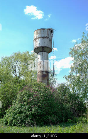 alten Stahl Wasserturm von grünen Bäumen Stockfoto