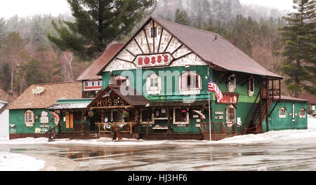 Long Lake, New York, USA. 19. Januar 2017. Hoss Länder-Eck, charmant und rustikal Souvenir- und Geschenkeladen in Long Lake, New York Stockfoto