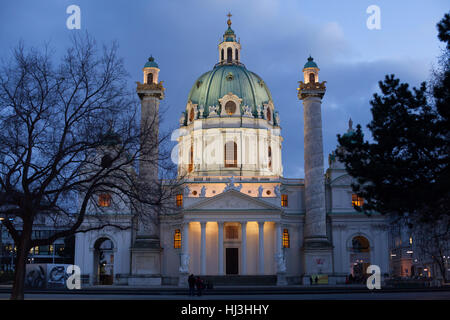 Karlskirche (Kirche St. Charles) des österreichischen Barock Architekten Johann Bernhard Fischer von Erlach in Karlsplatz in Wien, Österreich. Stockfoto