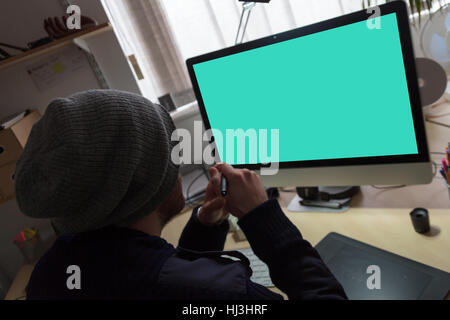 Man sitzt vor einem Großbild denken seine nächste große kreative Idee Stockfoto