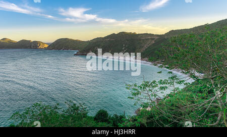 Landschaften und kristallinen türkisfarbene Strände von Pontal do Atalaia, Arraial do Cabo, Rio De Janeiro, Brasilien. Stockfoto