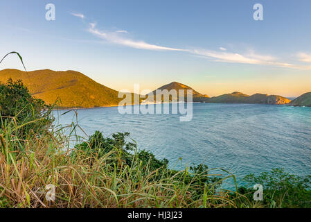 Sonnenuntergang am kristallklaren und türkisfarbenen Stränden von Pontal do Atalaia, Arraial do Cabo, Rio De Janeiro, Brasilien. Stockfoto