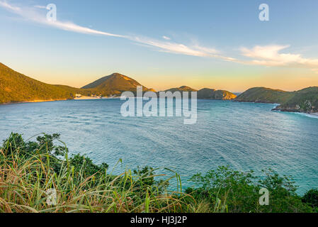 Sonnenuntergang am kristallklaren und türkisfarbenen Stränden von Pontal do Atalaia, Arraial do Cabo, Rio De Janeiro, Brasilien. Stockfoto