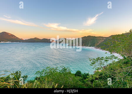 Sonnenuntergang am kristallklaren und türkisfarbenen Stränden von Pontal do Atalaia, Arraial do Cabo, Rio De Janeiro, Brasilien. Stockfoto