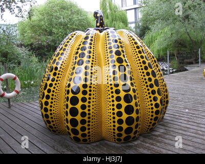 Yayoi Kusama gelben Kürbis auf dem Deck der Victoria Miro Gallery Kunstmuseum in London an einem regnerischen Tag. 25. Juli 2009 Stockfoto