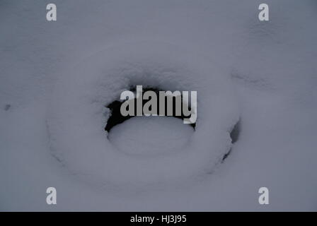 Ein Reifen in Schnee, der Schnee hat geworfen. Stockfoto