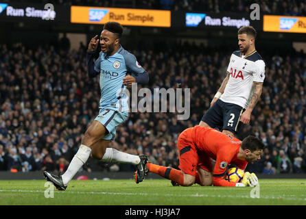 Tottenham Hotspur Torwart Hugo Lloris (Mitte) spart ein versuchter Schuss auf das Tor von Manchester City Raheem Sterling (links) während der Premier-League-Spiel im Etihad Stadium Manchester. Stockfoto