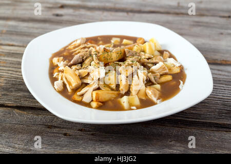 Poutine Quebec Küche mit Soße gebraten Käse Quark und Huhn Huhn Stockfoto