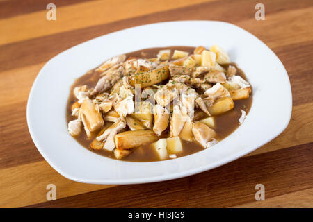 Poutine Quebec Küche mit Soße gebraten Käse Quark und Huhn Huhn Stockfoto