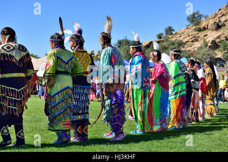 Native American Navaho-Indianer Tanz trägt zeremonielle Tracht an Inter-Tribal Pow Wow in Prescott Arizona eingeben Stockfoto