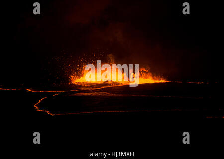 Aktive Lava explodiert im Inneren des Halemaumau Crater bei Nacht, Kilauea-Vulkan, Volcanoes-Nationalpark, Hawaii, USA Stockfoto