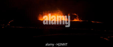 Aktive Lava explodiert im Inneren des Halemaumau Crater bei Nacht, Kilauea-Vulkan, Volcanoes-Nationalpark, Hawaii, USA Stockfoto