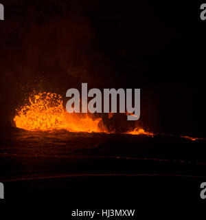 Aktive Lava explodiert im Inneren des Halemaumau Crater bei Nacht, Kilauea-Vulkan, Volcanoes-Nationalpark, Hawaii, USA Stockfoto