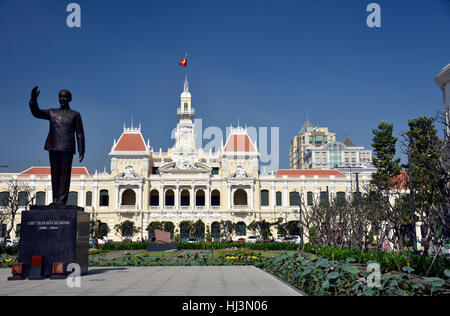 Vorsitzender von Ho-Chi-Minh-Statue auf dem Platz vor dem Rathaus von Ho-Chi-Minh-Stadt, Vietnam Stockfoto