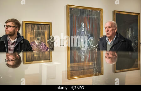 Mitglieder der Öffentlichkeit, spiegelt sich in einer Vitrine, Ansicht arbeiten von Francis Bacon schreien Päpste Serie in Ferens Art Gallery in Hull. Stockfoto